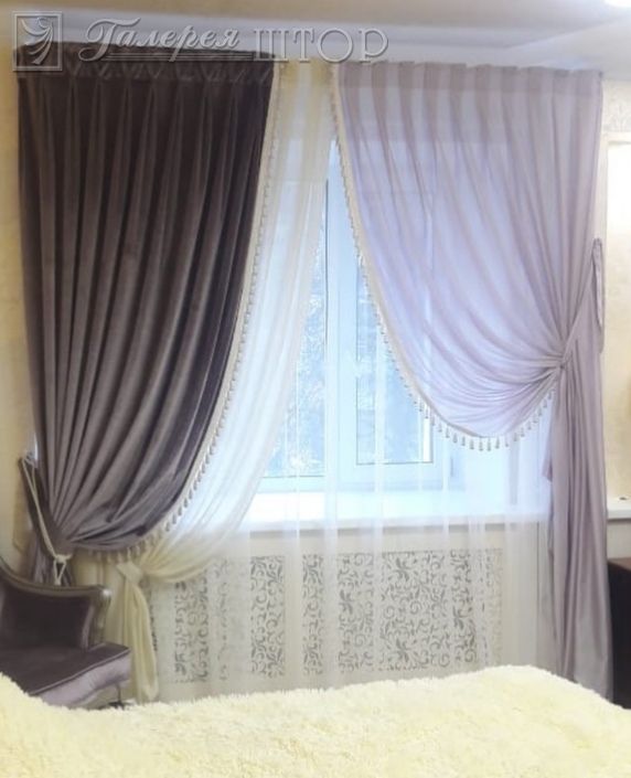 Светлые коричневые бархатные шторы в спальню